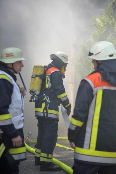 Kellerbrand in Hochhaus sorgt fuer Grosseinsatz in Fellbach